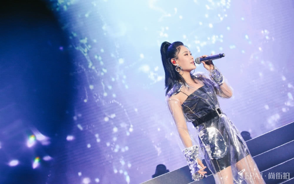 Ԭ�ά��ɫ����ȹ���͸�����£��⳱��һ���˲�����